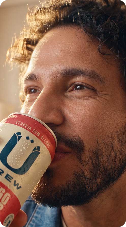Homem bebendo UBrew